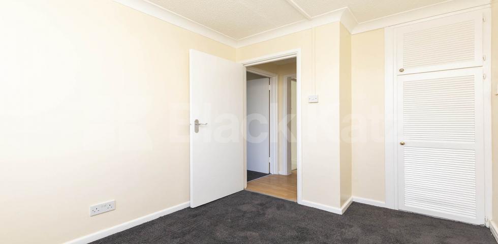 Refurbished 1 bedroom property with a study Oakleigh Road South, New Southgate 